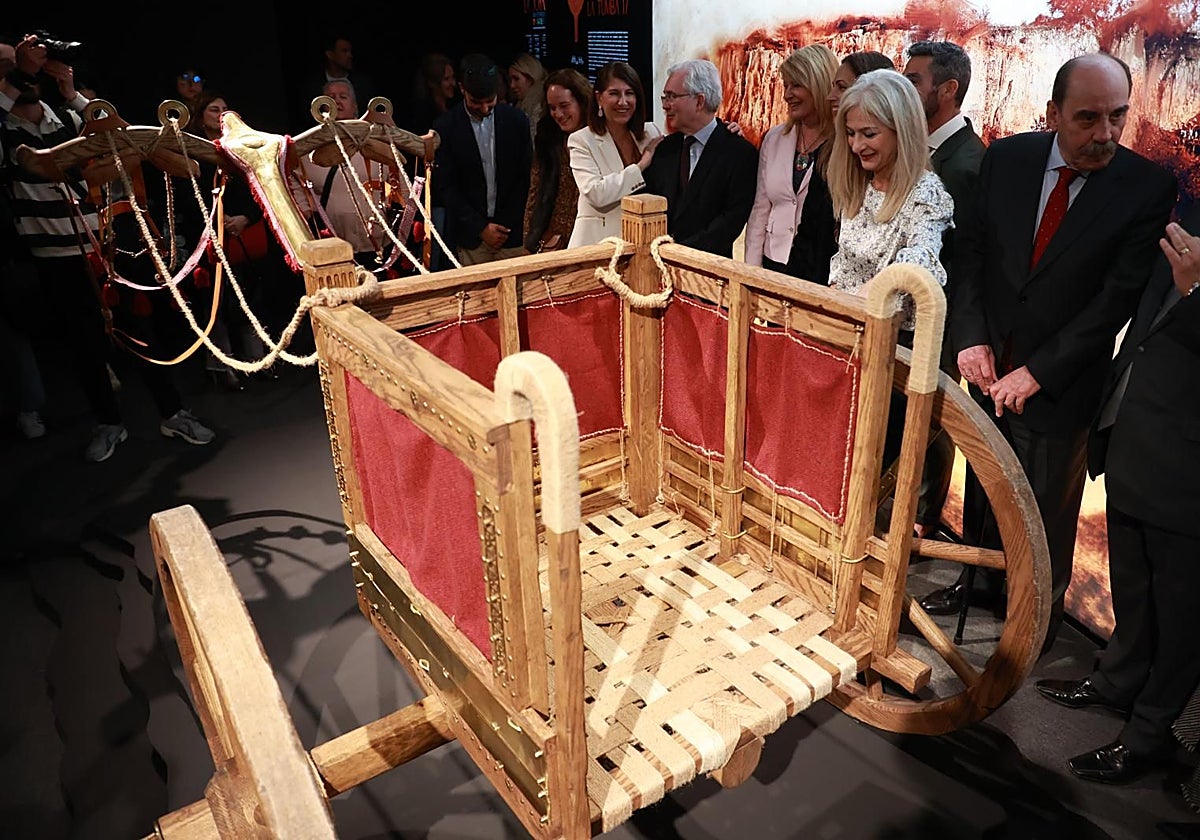 Presentación el pasado 11 de abril en Huelva de un carro tartésico hallado en La Joya.