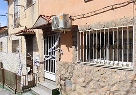 Una de las viviendas de los Loletes que sufrió daños por un incendio tras el tiroteo.