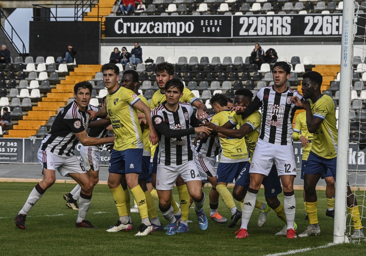 El Badajoz busca dar el golpe definitivo al playoff