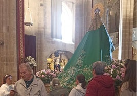 Devotos de la Virgen ayer en la concatedral de Coria-Cáceres.