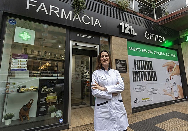 Elvira Mateos en su farmacia de Virgen de Guadalupe.