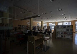 Biblioteca a oscuras en Cáceres el lunes pasado.