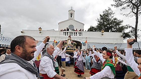 Bótoa celebra su romería asomándose a la puerta debido a la lluvia