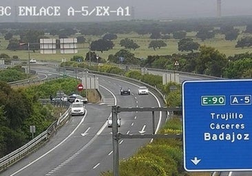 Salida de vía por acuaplanin y choque contra una bionda en la A-5 en Extremadura