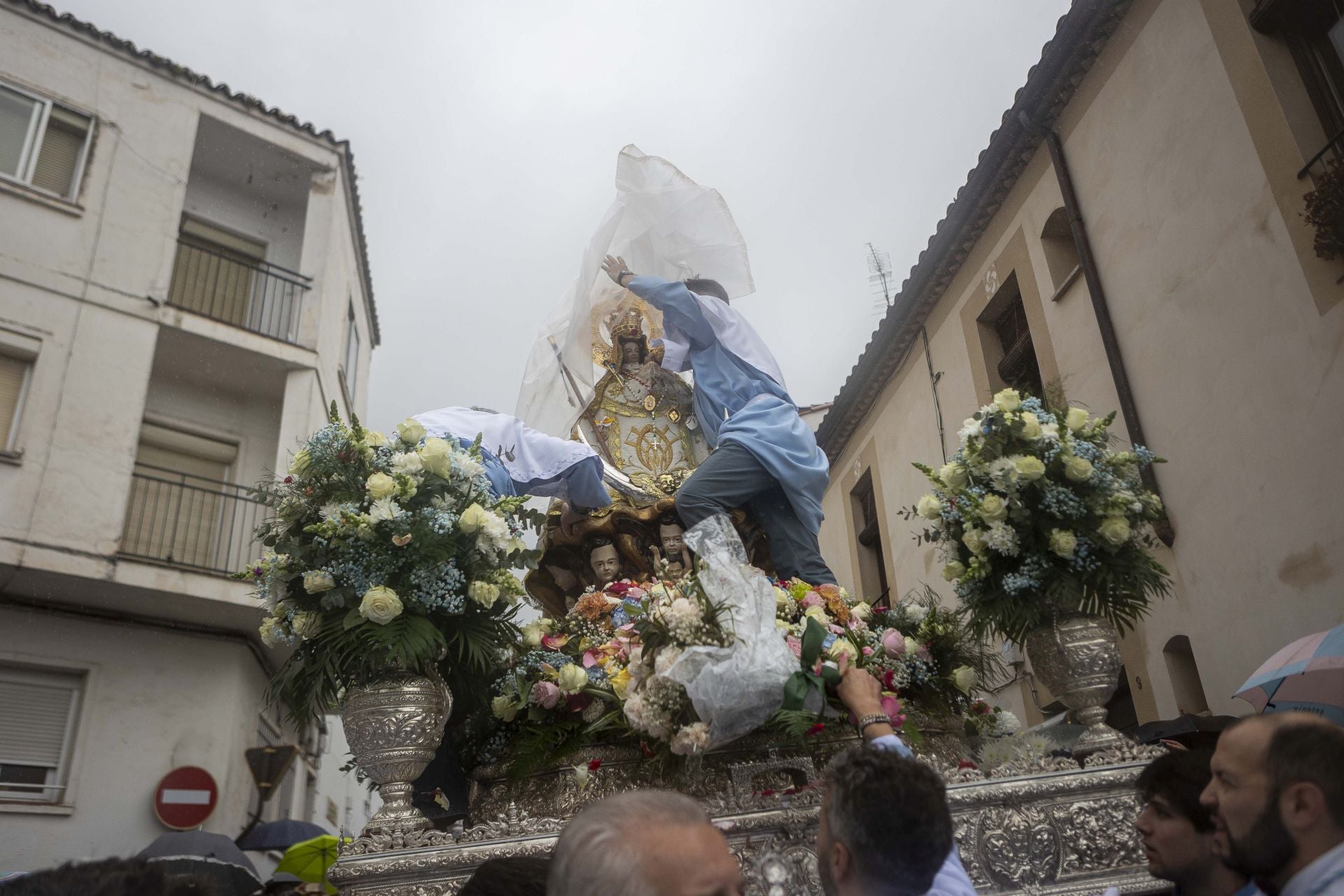 El regreso de la patrona de Cáceres a su santuario, en imágenes