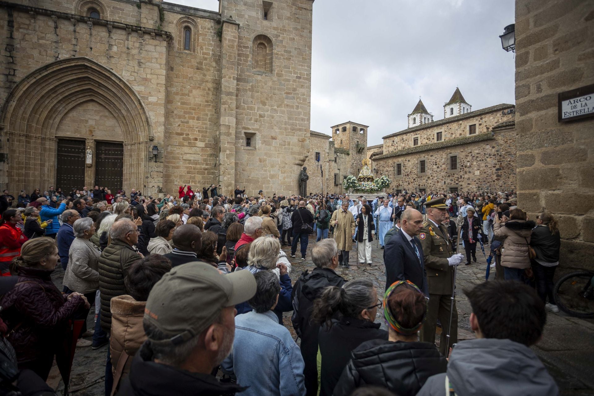 El regreso de la patrona de Cáceres a su santuario, en imágenes