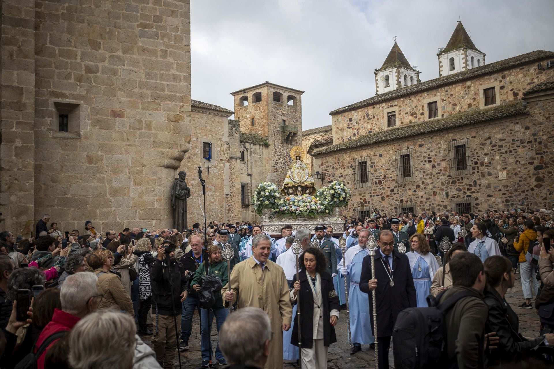 El regreso de la patrona de Cáceres a su santuario, en imágenes