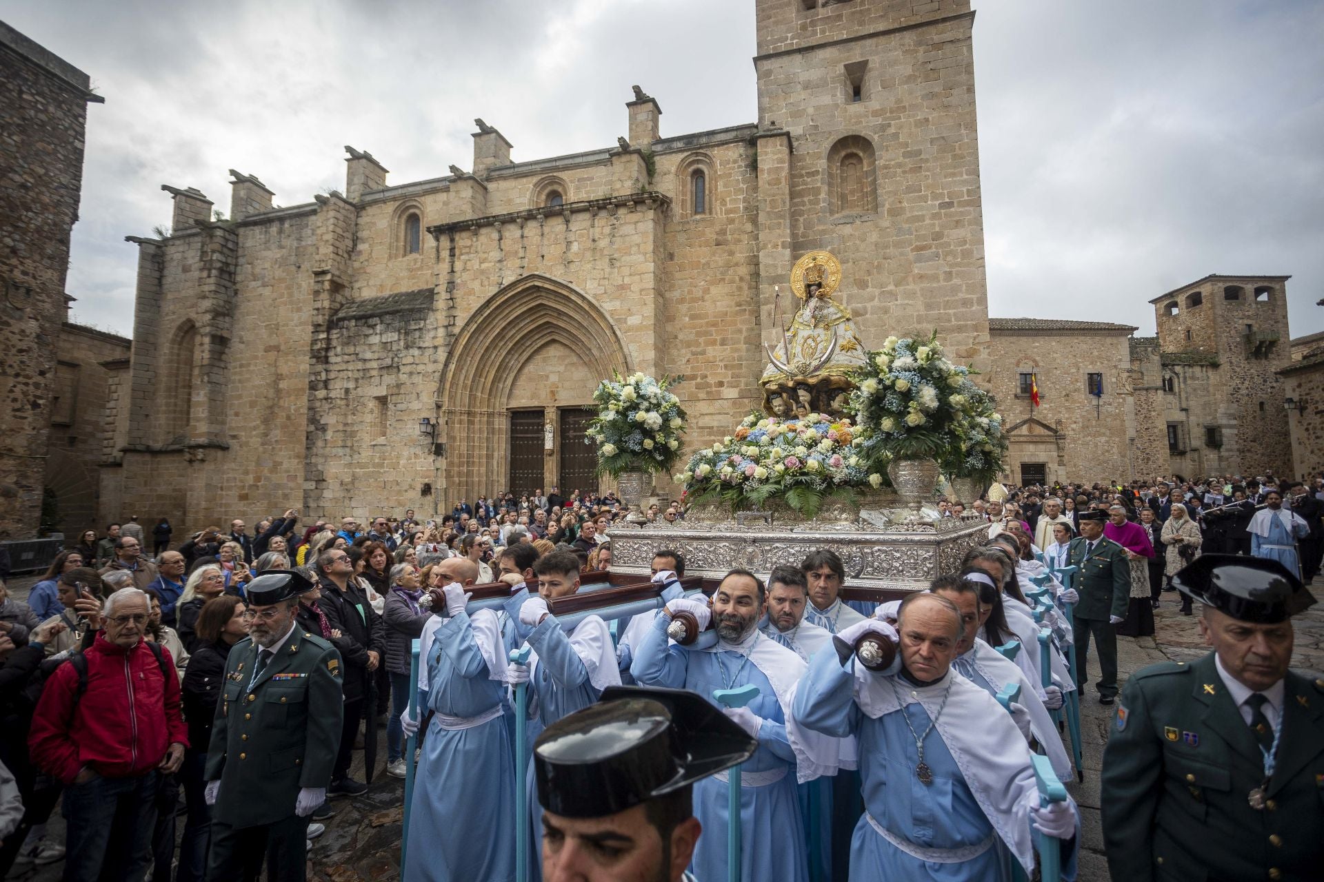 El regreso de la patrona de Cáceres a su santuario, en imágenes