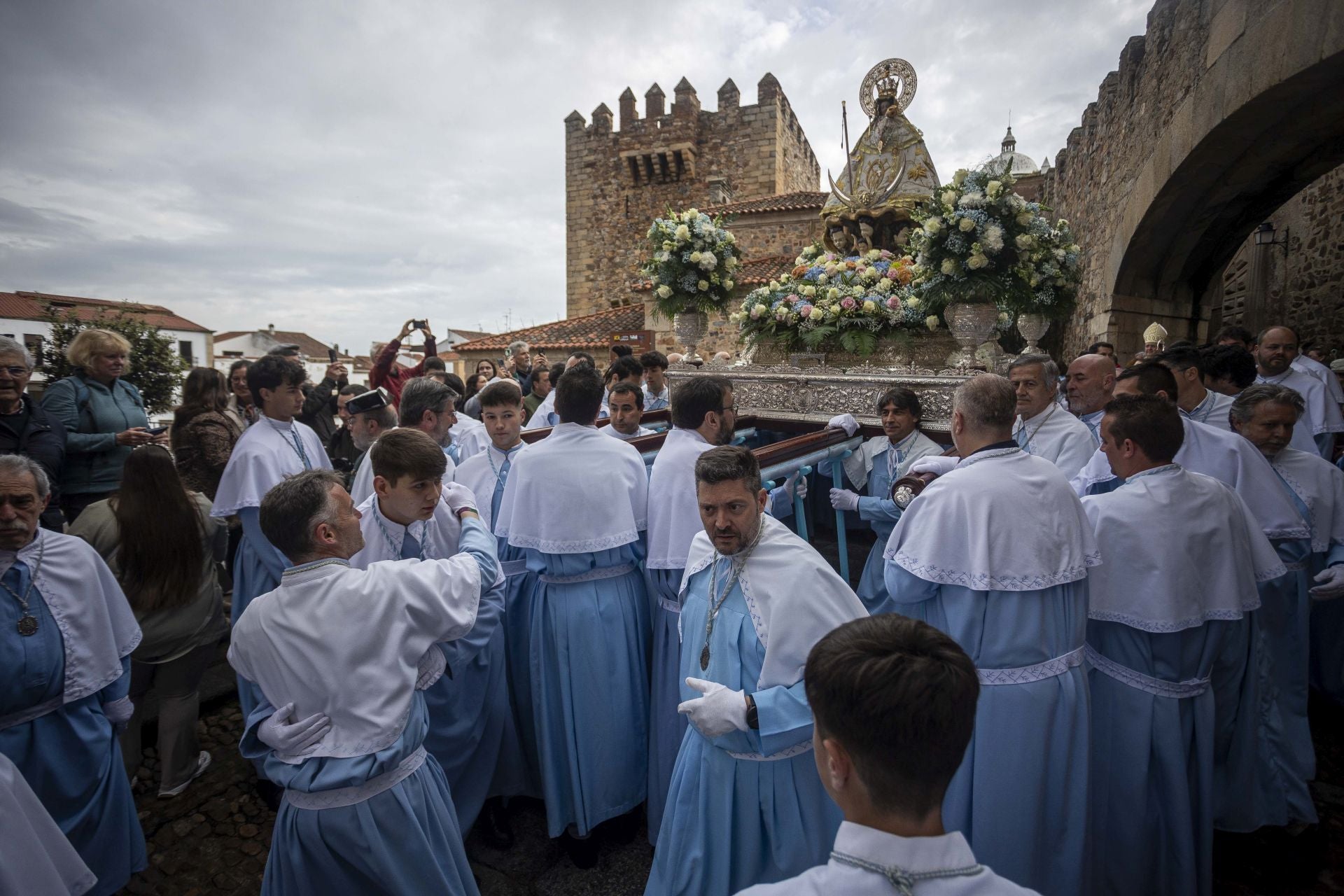 El regreso de la patrona de Cáceres a su santuario, en imágenes