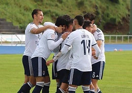 Los jugadores del Badajoz celebran uno de los dos goles de Borja Domingo en Jerez.