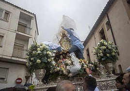 La imagen de la Virgen de la Montaña tuvo que ser tapada con un plástico al final de la calle Fuente Nueva.