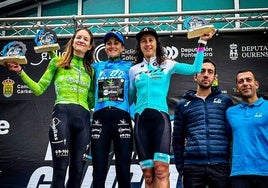 Natalia Fisher y María Reyes Murillo, en el podio final de la Volta a Galicia.