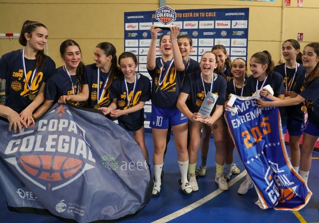 Josefinas Cáceres celebran el triunfo en la Copa Colegial.