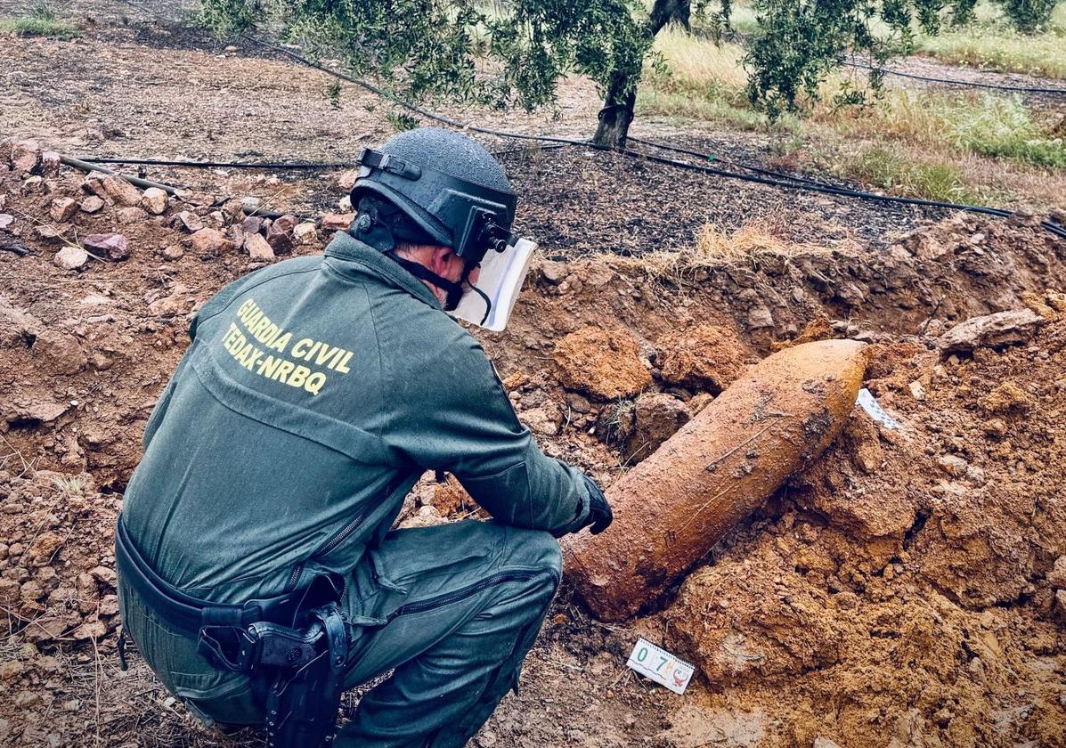 La Guardia Civil desactiva una bomba de aviación de la Guerra Civil en Villanueva de la Serena