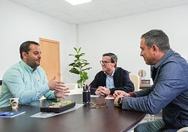 Miguel Ángel Gallardo se reúnecon representantes de la Plataforma 'Sí a Almaraz, Sí al Futuro'..