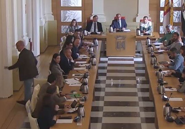 Tirso Leal, a la izquierda, en el momento de abandonar el pleno para no votar, en una imagen de la web municipal.