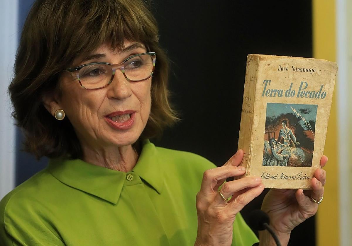 Pilar del Río muestra un ejemplar de una obra de José Saramago en una imagen de archivo de 2021.