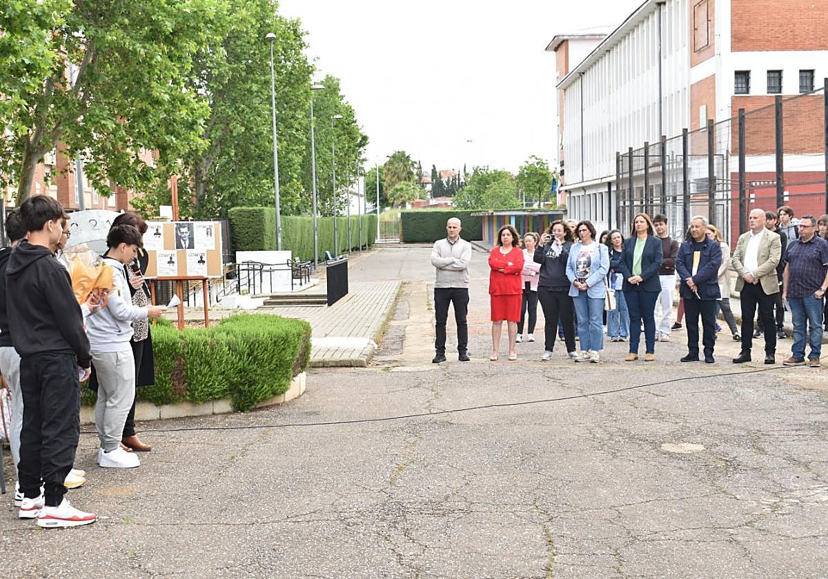 Los estudiantes del Emérita leen el homenaje junto a la placa y el reloj de arena en recuerdo.
