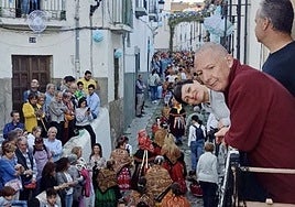 Byron Orme, asomado al balcón de su casa de la calle Caleros durante la bajada de la Virgen de la Montaña.