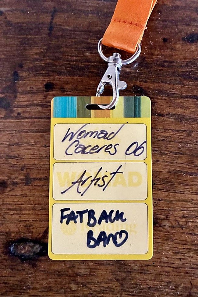 Conserva la acreditación del Womad de 2006, año en el que acompañó al grupo Fatback Band al festival y conoció la ciudad.