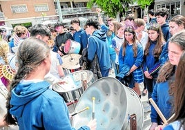 Los estudiantes de Las Josefinas participando en la batucada en los Alféreces.