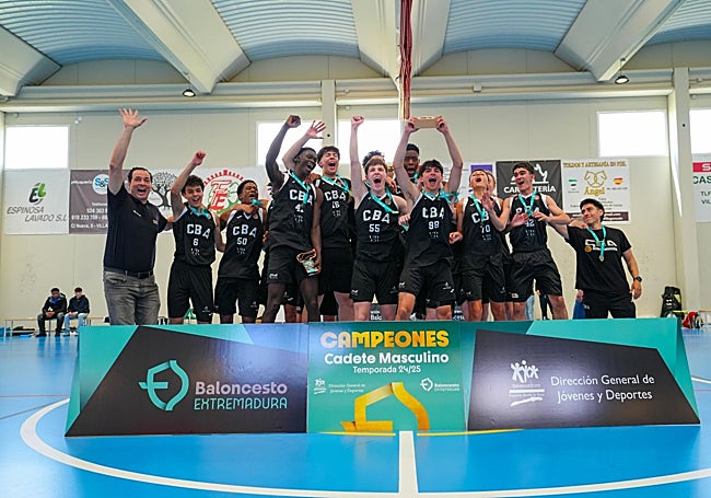 Los pacenses del CBA celebra el título de campeones de Extremadura cadete.