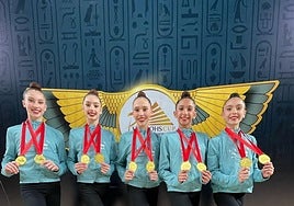 Paula Donoso posa con sus dos oros junto a sus compañeras del equipo español júnior de gimnasia.