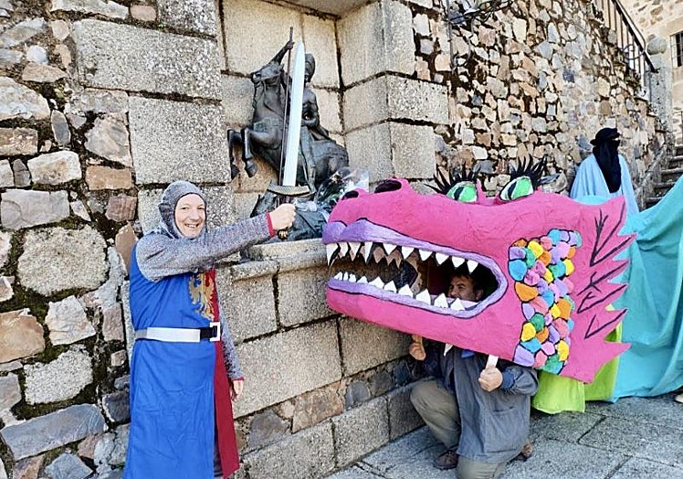 A Byron le encantan las tradiciones de Cáceres. En este foto aparece disfrazado durante el desfile de San Jorge organizado por la asociación vecinal Ciudad Monumental, a la que pertenece.