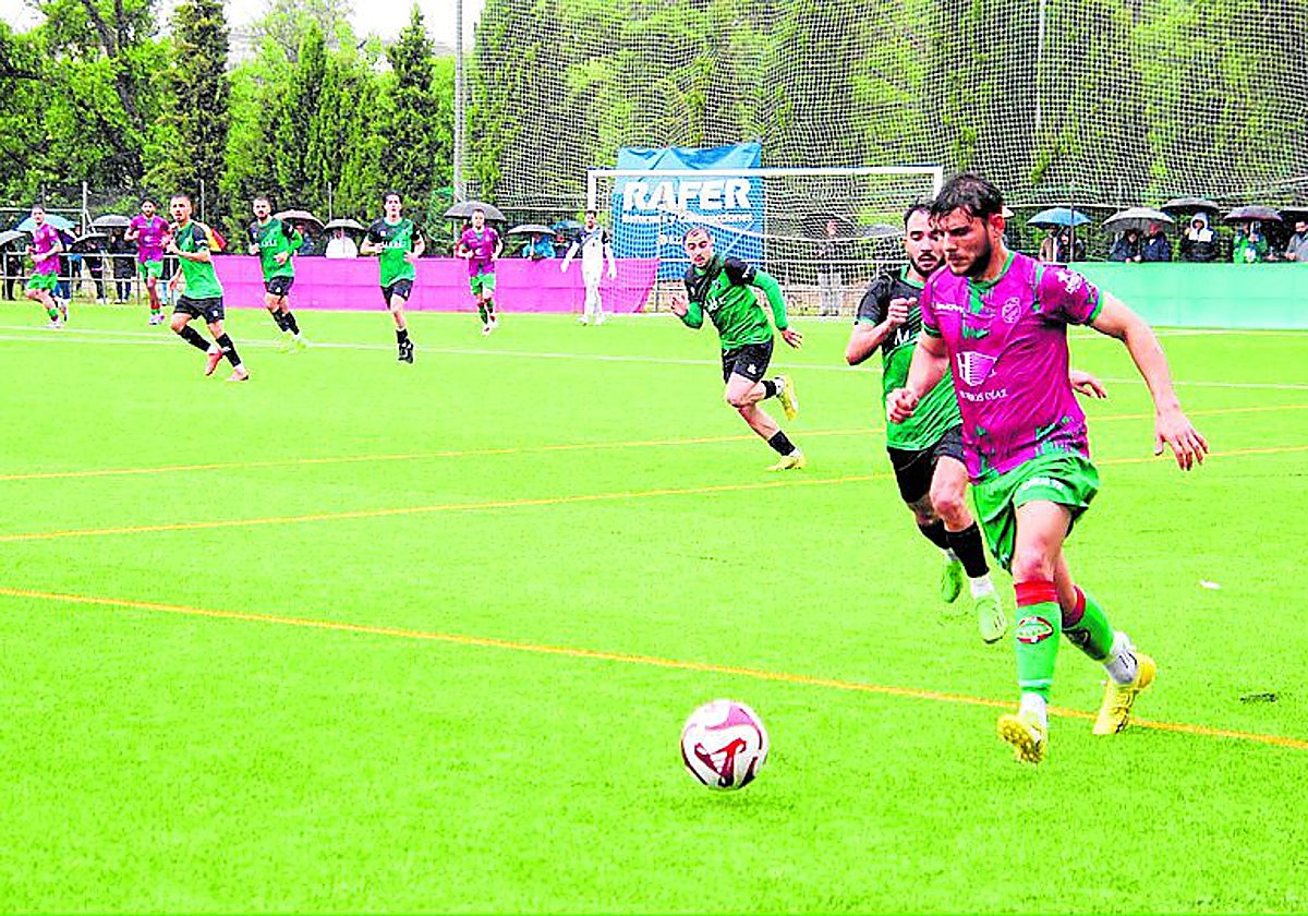 Teto conduce el balón ante la presión del Gévora.