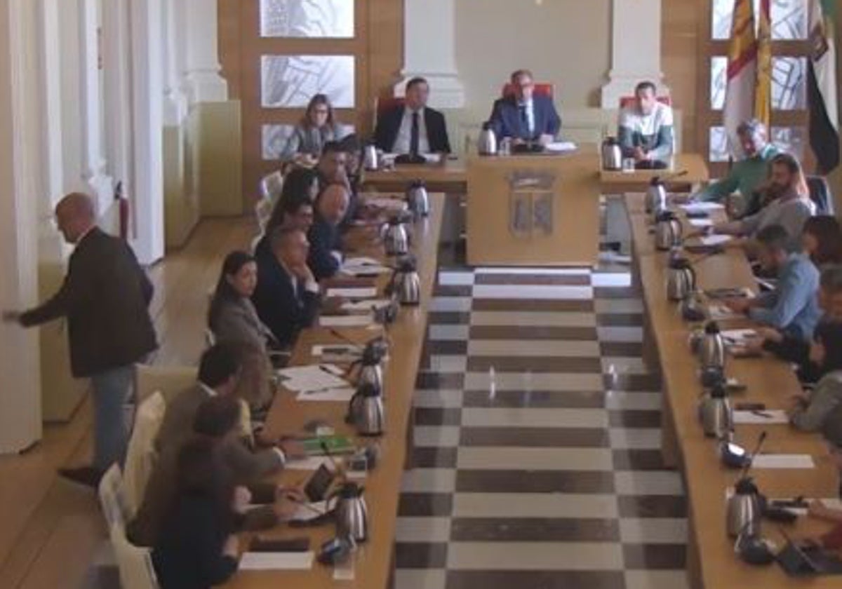 El concejal de Urbanismo de Cáceres se ausenta de una votación que afecta a una empresa de su mujer