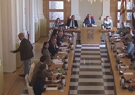 Tirso Leal, a la izquierda, en el momento de abandonar el salón de plenos en una captura de la web municipal.