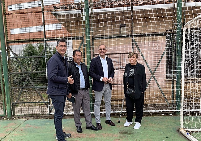 Mateos, segundo por la derecha, junto a dirigentes vecinales y el concejal de Obras, Bazo.