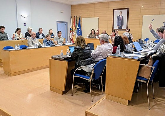 El salón de plenos con los asientos vacíos de Noblejas y Valadés.