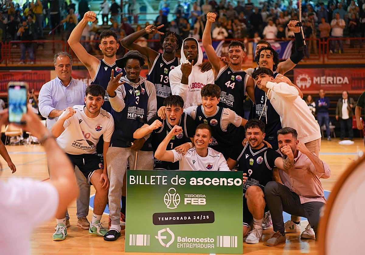 Los jugadores del Bosco celebrando el ascenso.