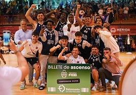 Los jugadores del Bosco celebrando el ascenso.