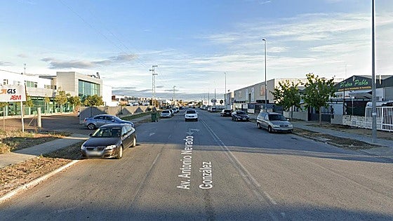 Conmocionado y con «herida complicada en la cara» tras caer de un andamio en el polígono El Nevero en Badajoz