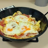 Cazuela de huevos rotos al ajillo