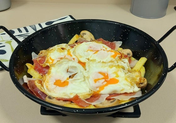 Cazuela de huevos rotos al ajillo
