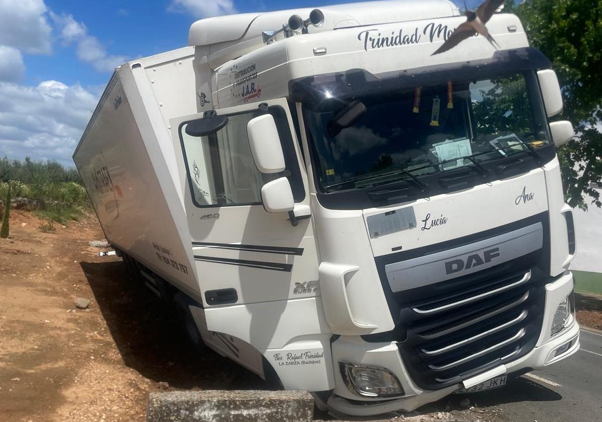 Salida de vía de un camión en Valverde de Leganés