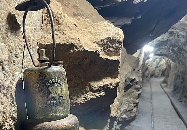 Antigua lámpara minera, con la que se trabajaba hace un siglo.