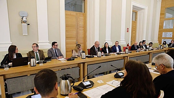 PSOE y UP cuestionan al edil de Urbanismo de Cáceres y Vox alaba su «limpieza democrática»