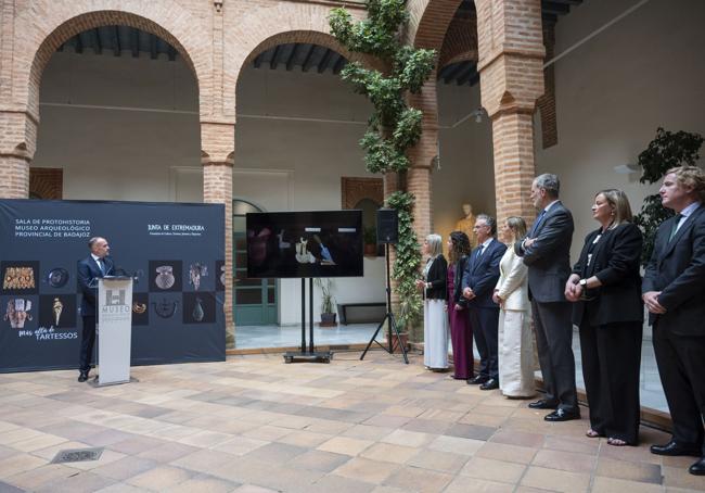 El director del Museo Arqueológico Provincial de Badajoz, Francisco Javier Heras, explica a las autoridades detalles de la nueva Sala Tarteso.