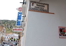 El nombre ha sido colocado en el extremo del callejón. Al fondo, el Ayuntamiento de Hornachos.