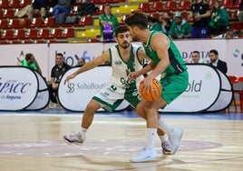 Óscar Alvarado protege el balón ante el Coto Córdoba.