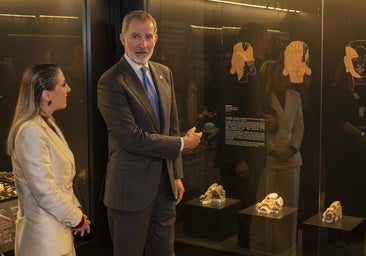 El Rey Felipe VI inaugura la Sala Tarteso con las caras del Turuñuelo: «Son muy bonitas»