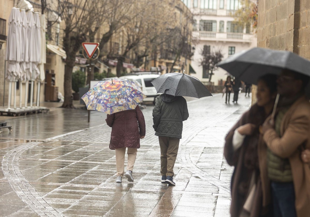 Ciudadanos en Cáceres el 21 de enero pasado en una jornada de lluvia.