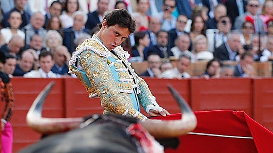 Roca Rey, al borde de la Puerta del Príncipe en Sevilla