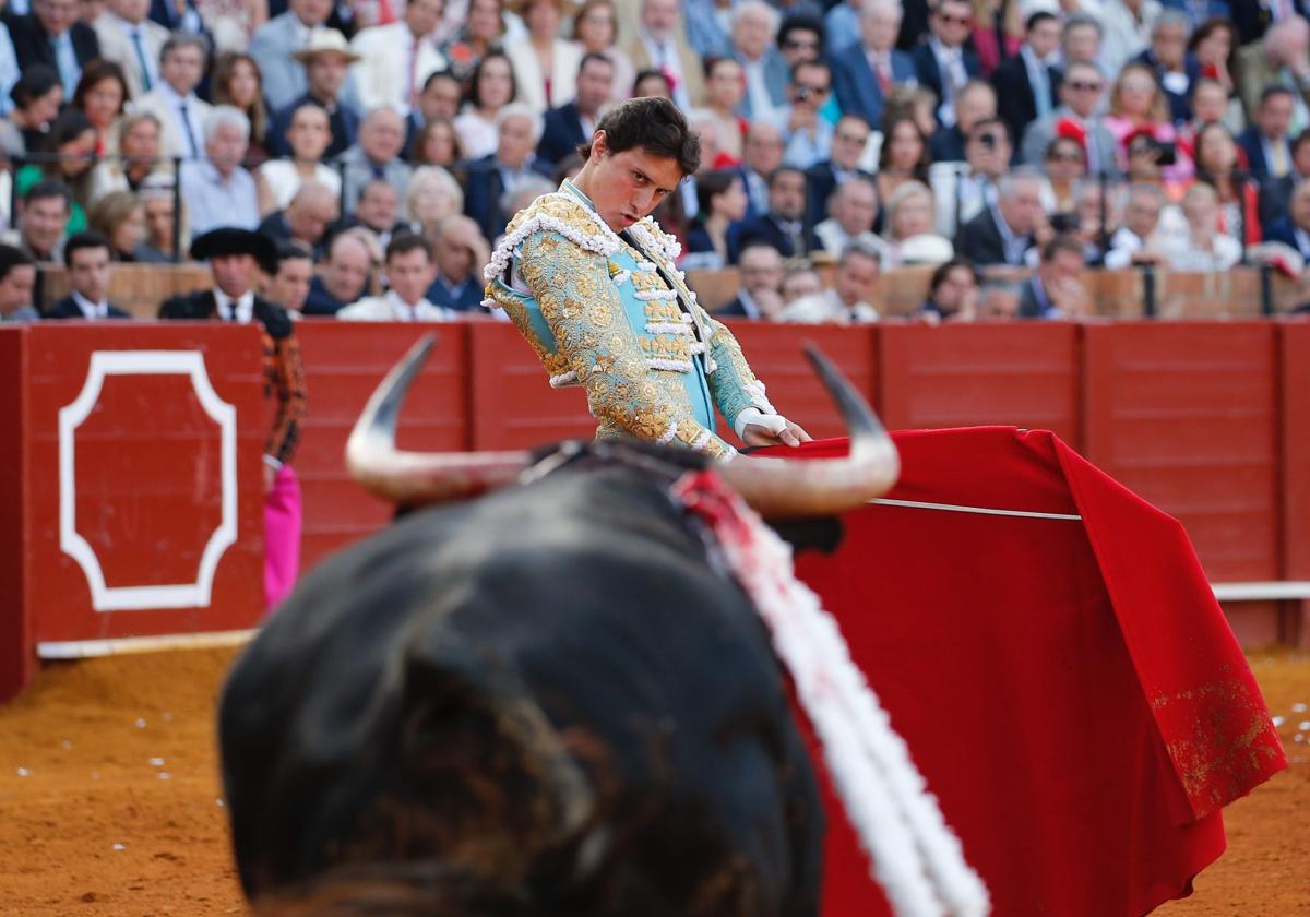 Roca Rey cortó dos apéndices al primero de su lote.