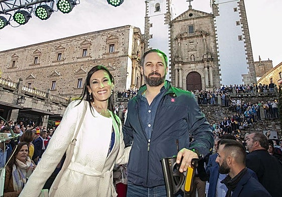 Magdalena Nevado y Santiago Abascal en un acto de Vox en Cáceres.