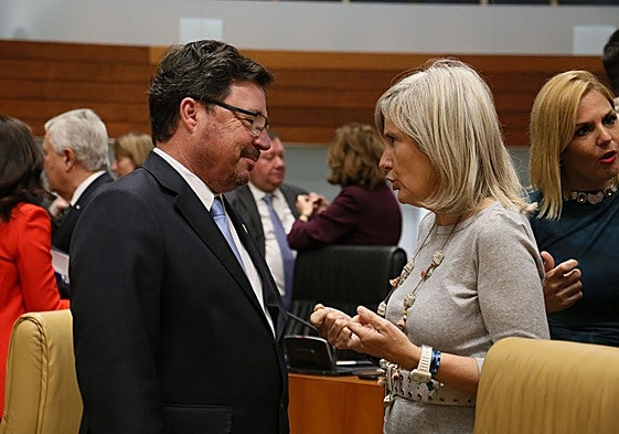 El consejero de Economía, Guillermo Santamaría, junto a la portavoz de la Junta, Victoria Bazaga, en el pleno de este jueves